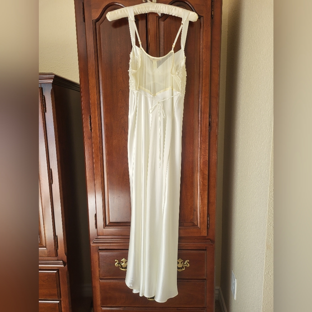 Elegant Cream Lace-Trim Negligee - Picture 2 of 4